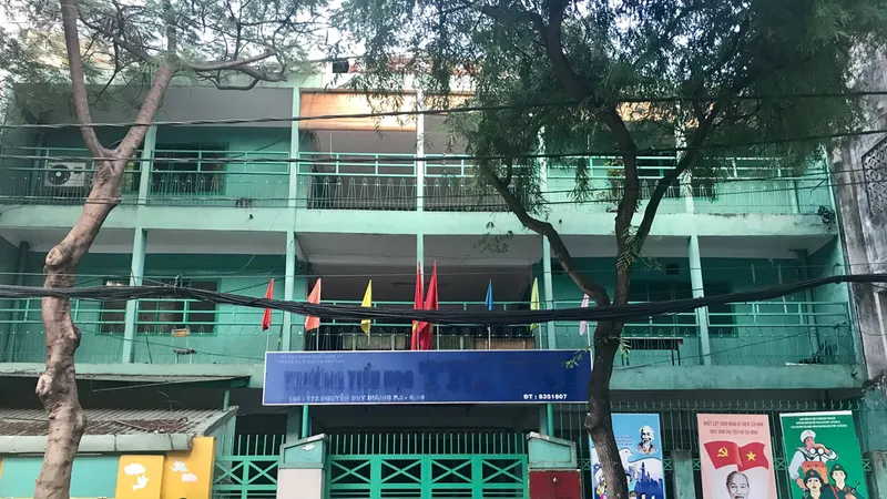 Trường học bỏ hoang