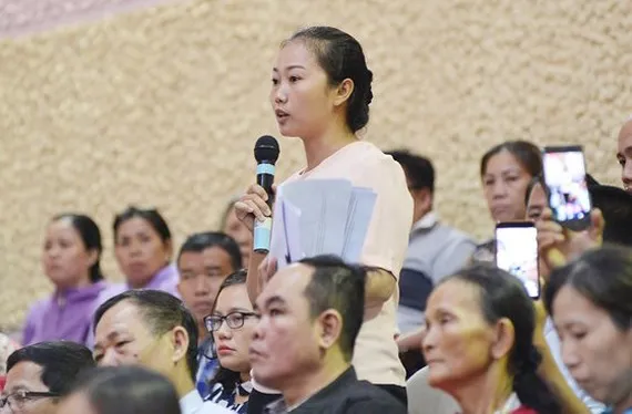 Cử tri quận 2 kiến nghị trong buổi tiếp xúc cử tri của Bí thư Thành ủy TPHCM Nguyễn Thiện Nhân, ngày 20-6-2018. Ảnh: VIỆT DŨNG