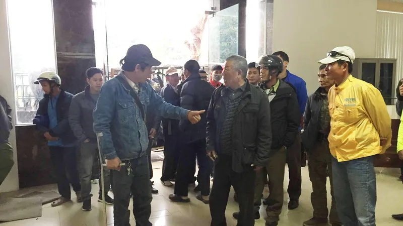 Hàng trăm người quây trụ sở VFF đòi mua vé