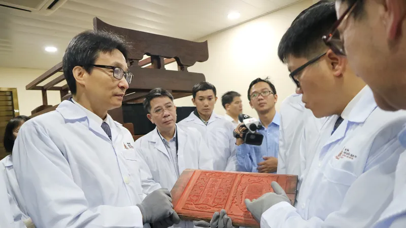 Phó Thủ tướng Vũ Đức Đam kiểm tra công tác lưu trữ Mộc bản triều Nguyễn