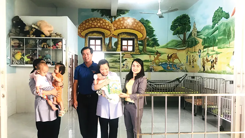 Công ty TNHH Nhà nước MTV Yến Sào Khánh Hòa thăm và trao quà cho các em có hoàn cảnh khó khăn