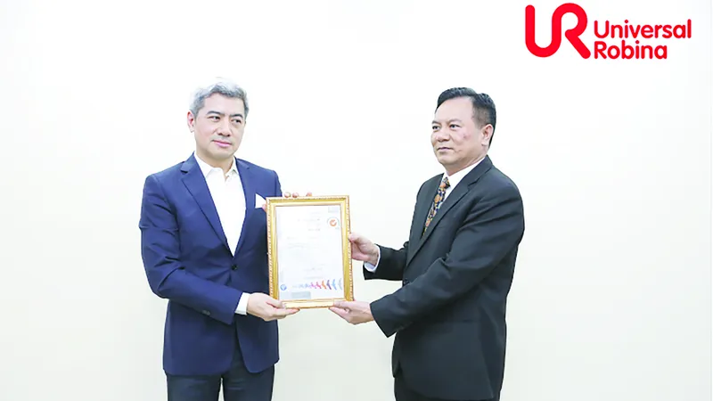 Ông Đỗ Chí Thành - Giám đốc khu vực miền Bắc Công ty SGS trao chứng nhận ISO 45001: 2018 cho URC Việt Nam