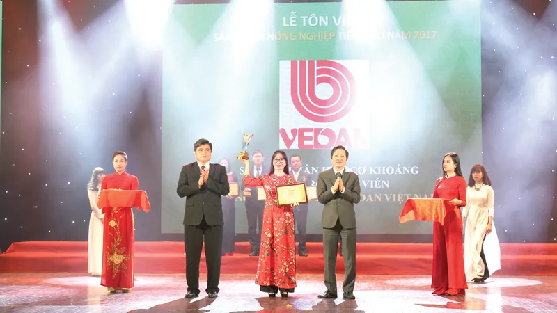 Đại diện Vedan nhận chứng nhận nông nghiệp tiêu biểu sản phẩm phân hữu cơ khoáng Vedagro dạng viên