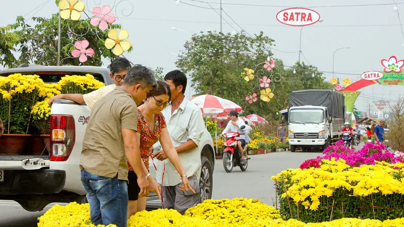 Người dân tham quan và mua sắm tại Chợ hoa xuân Bình Điền năm 2018