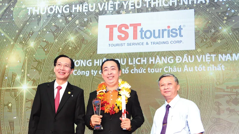 TST Tourist 12 năm liên tiếp đạt giải thưởng “Thương hiệu vàng”