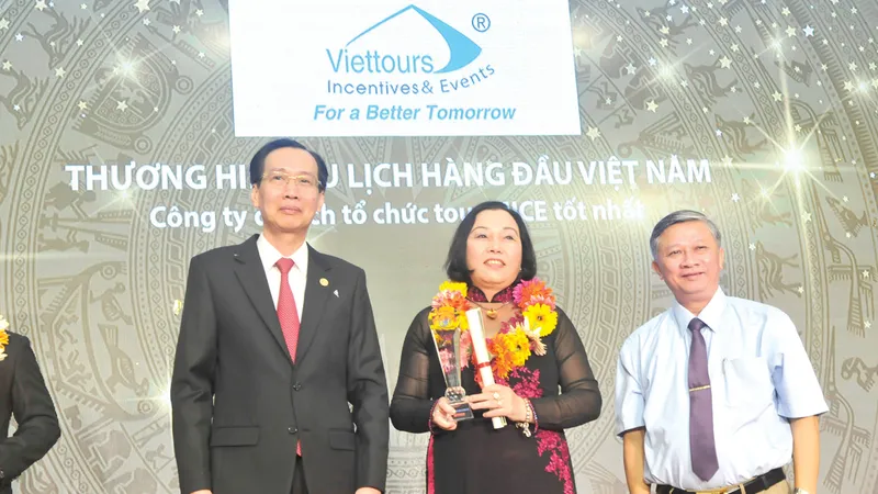 Bà Cao Thị Tuyết Lan - Giám đốc điều hành Công ty Du lịch và Sự kiện Việt - Viettours, nhận giải “Thương hiệu Vàng” - thương hiệu du lịch được bình chọn 12 năm liên tục