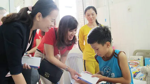 Báo SGGP tặng quà tết bệnh nhi nghèo