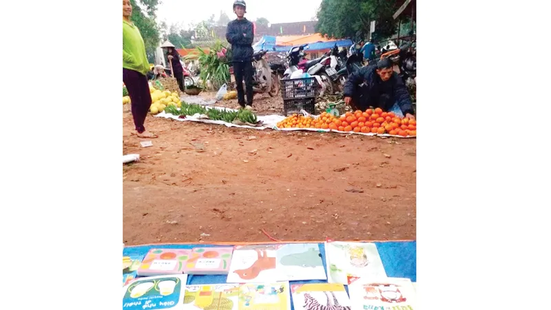 Mang sách về chợ quê