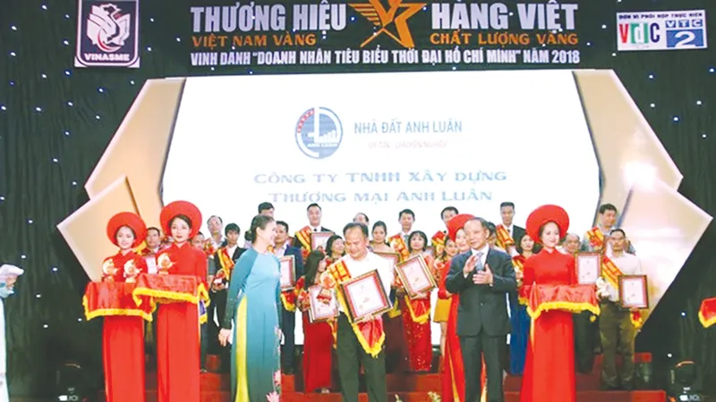 Doanh nhân thành đạt đi lên từ hai bàn tay trắng
