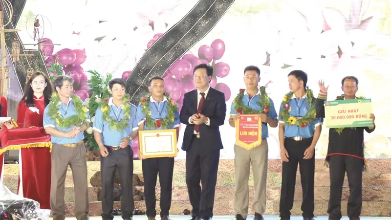 Ông Ngô Văn Đông trao giải cho đội Gia Lai 