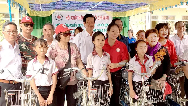 Đoàn thầy thuốc tình nguyện tặng xe đạp cho học sinh nghèo 