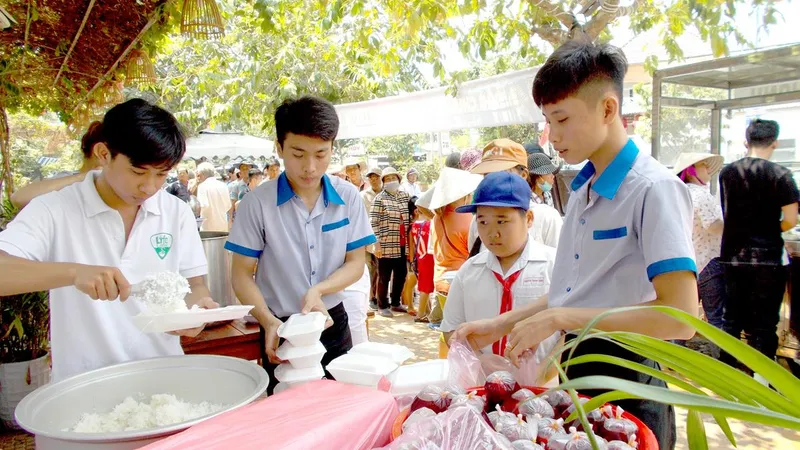 Người lao động xếp hàng trật tự vào quán cơm Đồng Hành để có bữa trưa đủ chất