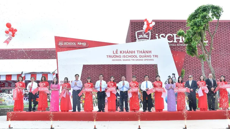 Nghi thức cắt băng khánh thành được diễn ra trang trọng trước sự chứng kiến của rất nhiều Phụ huynh, học sinh