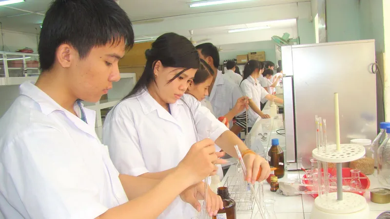 Bát nháo đường vào đại học và hệ lụy - Bài 2: Đào tạo kiểu “đem con bỏ chợ”