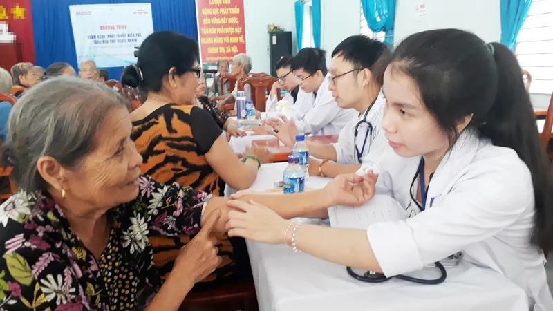 Các bác sĩ Phòng khám đa khoa Ngọc Minh đang khám bệnh cho người dân vùng biên giới. Ảnh: ĐOÀN HIỆP