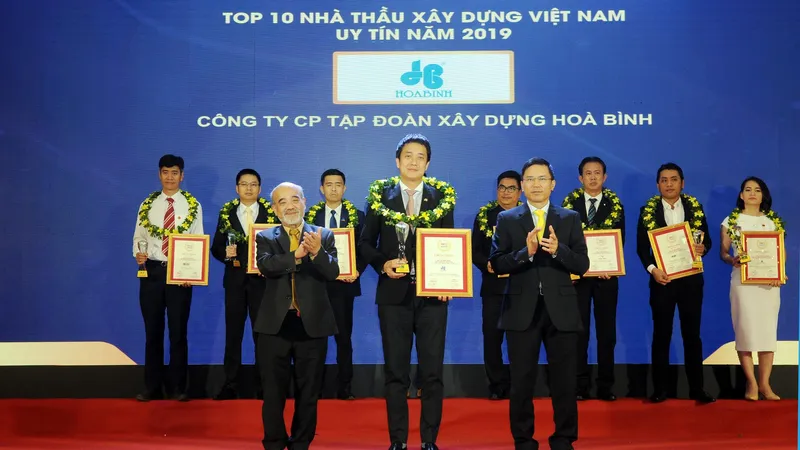 Công ty CP Tập đoàn Xây dựng Hòa Bình 3 năm liên tiếp đạt Top 10 Nhà thầu Xây dựng uy tín