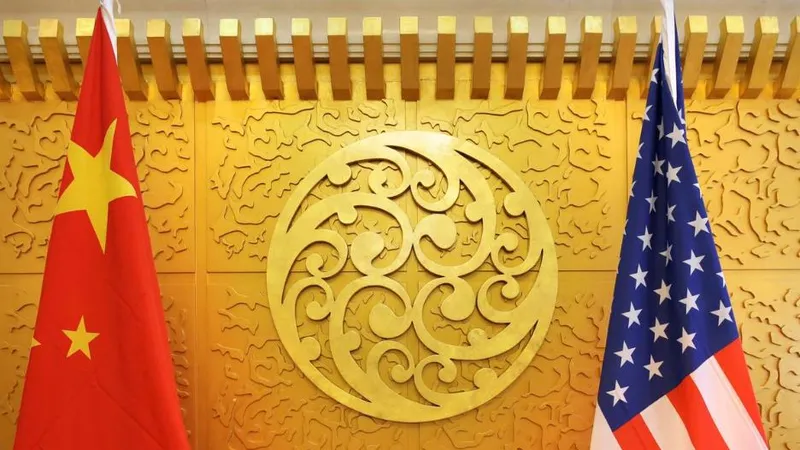 Quốc kỳ của Trung Quốc và Mỹ. Ảnh: REUTERS