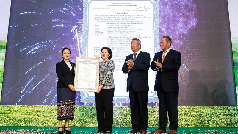 Ban lãnh đạo Công ty Lao-Jagro chính thức nhận giấy chứng nhận đầu tư do Bộ Kế hoạch và Đầu tư Lào cấp