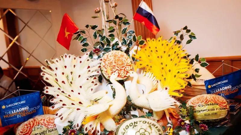 Một sản phẩm nghệ thuật “Hữu nghị” do các nghệ nhân, đầu bếp tỉa từ củ quả. Ảnh: MAI ANH 