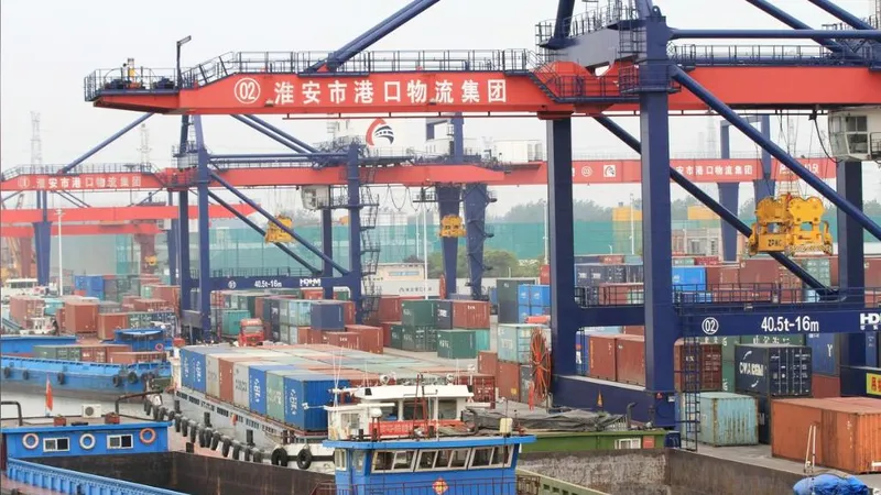 Container hàng hóa ở cảng Huaian, tỉnh Giang Tô, Trung Quốc, ngày 5-5-2019. Ảnh: REUTERS
