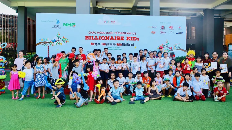 Các em thiếu nhi tham gia trò chơi cờ tỷ phú tại trường SNA