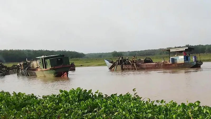 Cát lậu - Những chiếc tàu với vòi bạch tuộc đang chĩa xuống thượng nguồn sông Sài Gòn