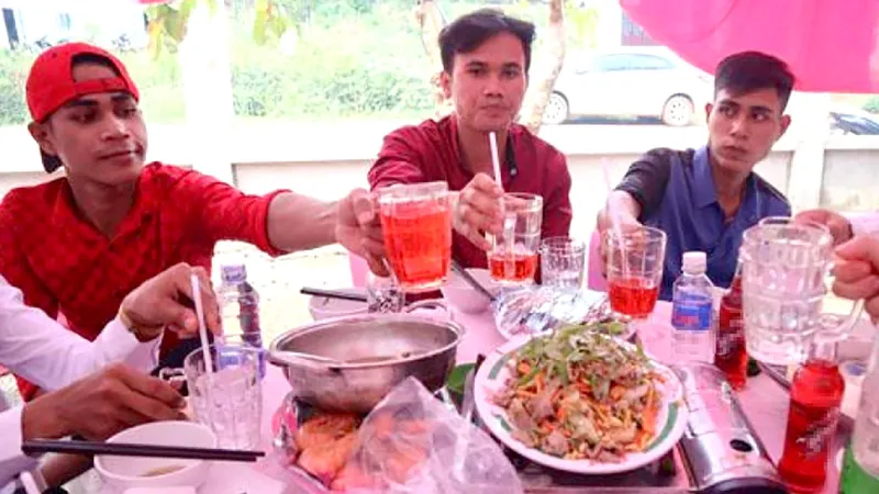 Dù đám cưới không bia, rượu nhưng đám cưới của Tuấn Anh và Mỹ Loan (ngụ tỉnh Bình Phước) vẫn vẹn niềm vui (Ảnh cắt từ clip)