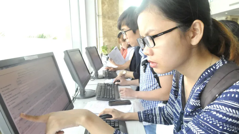 Người dân khai thuế qua mạng. Ảnh: CAO THĂNG