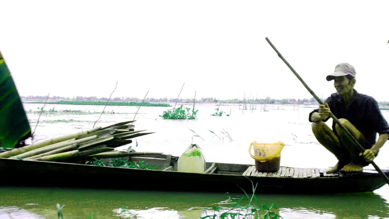 Xả lũ, nông dân sẽ tìm sinh kế bằng nghề đánh bắt thủy sản. Ảnh: CAO PHONG