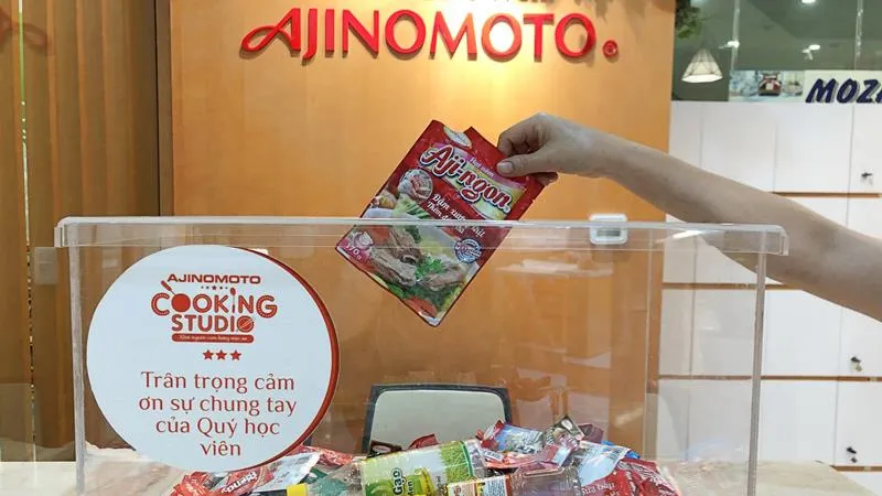  Ajinomoto Cooking Studio cùng người tiêu dùng thu gom bao bì sản phẩm đã qua sử dụng. 