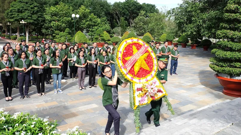 Đi, trở về và cống hiến