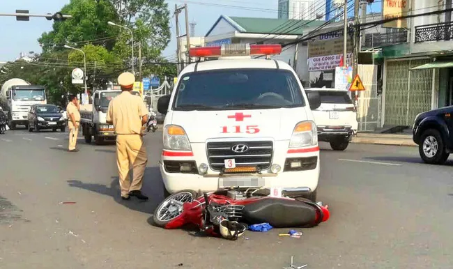 Xe cứu thương lạm dụng quyền ưu tiên