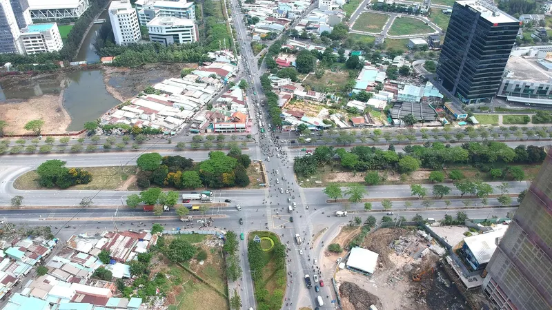 Ngã tư Nguyễn Văn Linh - Nguyễn Hữu Thọ sẽ đầu tư xây dựng nút giao thông. Ảnh: CAO THĂNG