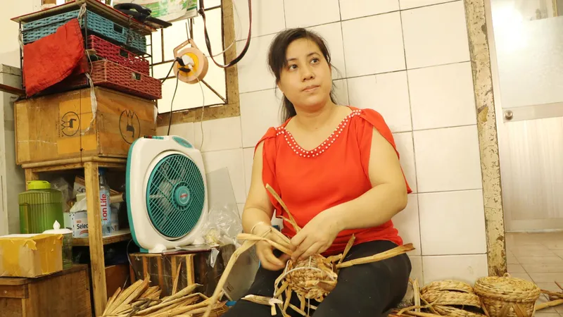 Chị Nguyễn Thúy Hà với mẫu sáng tạo giỏ bằng sợi lục bình mang lại hiệu quả cao cho Hợp tác xã Mây tre lá Ba Nhất. Ảnh: MAI HOA