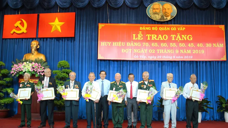 Đồng chí Nguyễn Hữu Hiệp, Trưởng ban Dân vận Thành ủy TPHCM dự và trao Huy hiệu Đảng đợt 2-9 cho 320 đảng viên tại quận Gò Vấp. Ảnh: CTTĐTGV