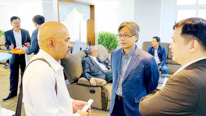 Các doanh nghiệp trao đổi thông tin tại họp báo công bố Hội nghị Phát triển dịch vụ CNTT Việt Nam năm 2019 