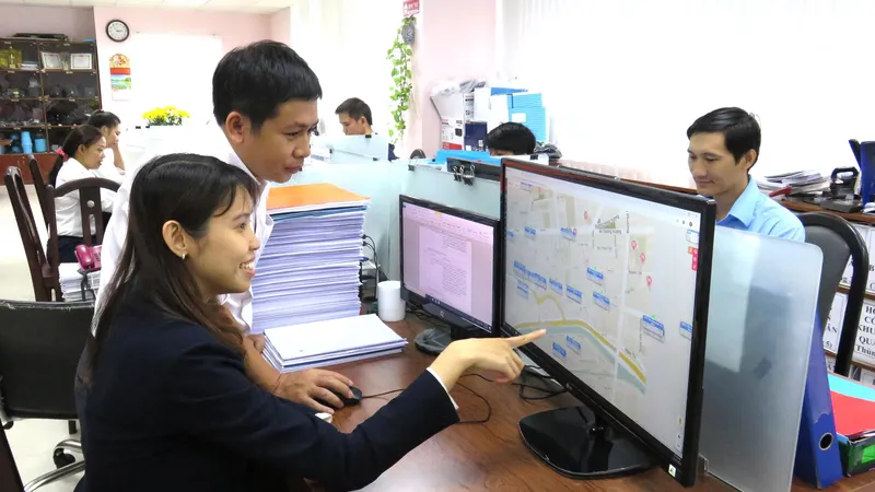 Nhân viên Cấp nước Chợ Lớn theo dõi lưu lượng, áp lực từ xa trên chương trình WaterNet để kịp thời phát hiện điểm bể 