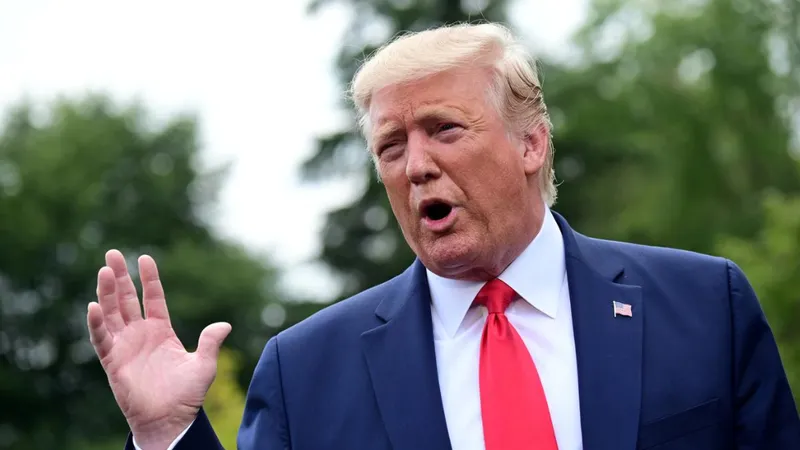 Tổng thống Mỹ Donald Trump nói chuyện với các phóng viên tại Nhà Trắng trước khi khởi hành đến Fayetteville, Bắc Carolina, Mỹ, ngày 9-9-2019. Ảnh: REUTERS