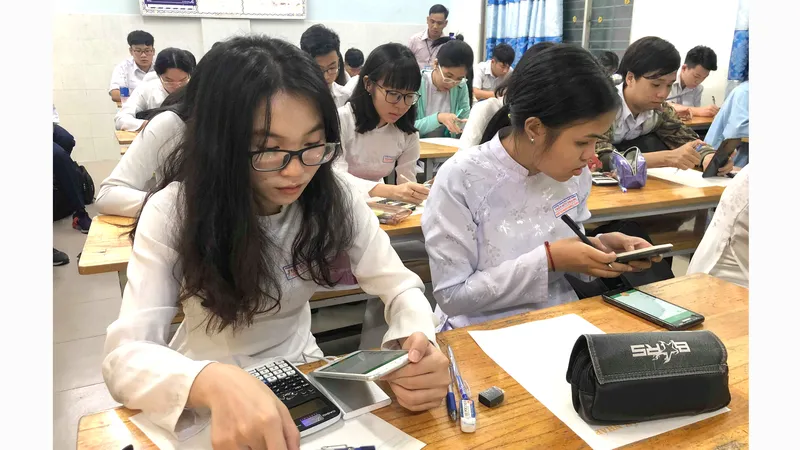 Đồng bộ với hình thức thi trực tuyến