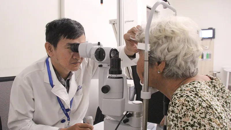 Khám tầm soát mắt cho một cụ bà tại ngày hội