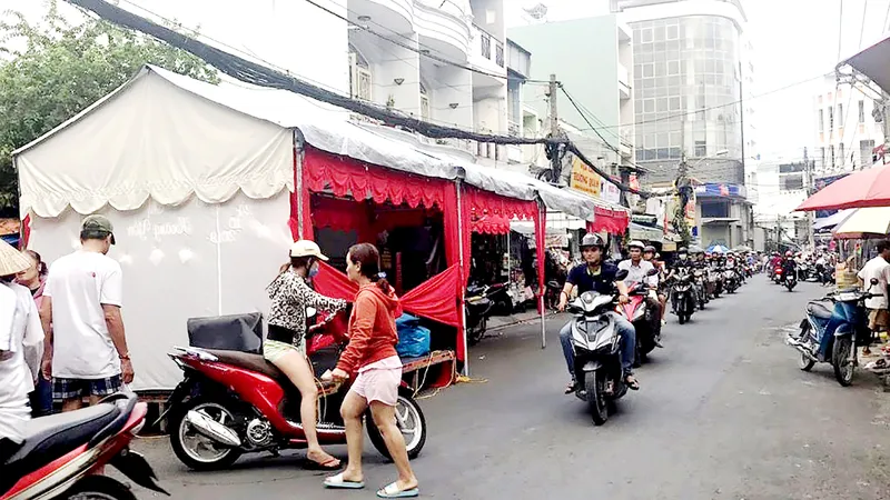 Dựng rạp chiếm đường, hát hò thâu đêm