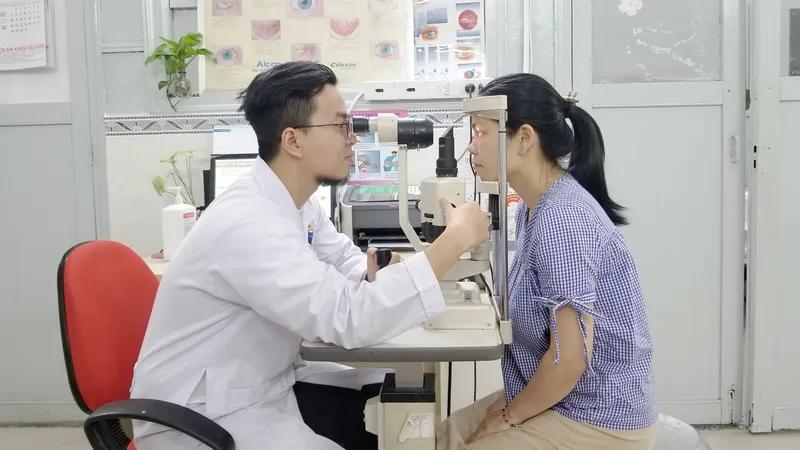 Bác sĩ Bệnh viện Đa khoa Sài Gòn khám mắt cho bệnh nhân bị đục thủy tinh thể 