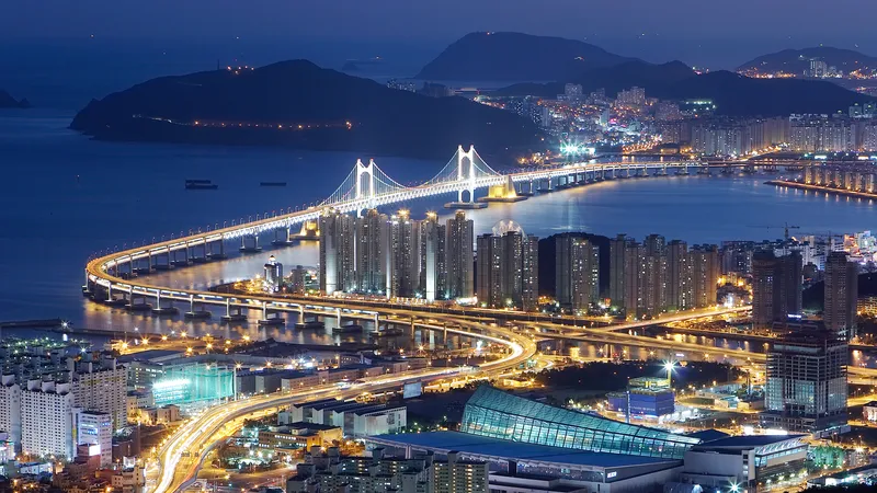 Cầu Gwangan, ở TP Busan. Ảnh: KTO
