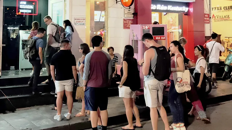 Xếp hàng là sự thể hiện phong cách văn minh, lịch sự. Ảnh: HOÀNG HÙNG 