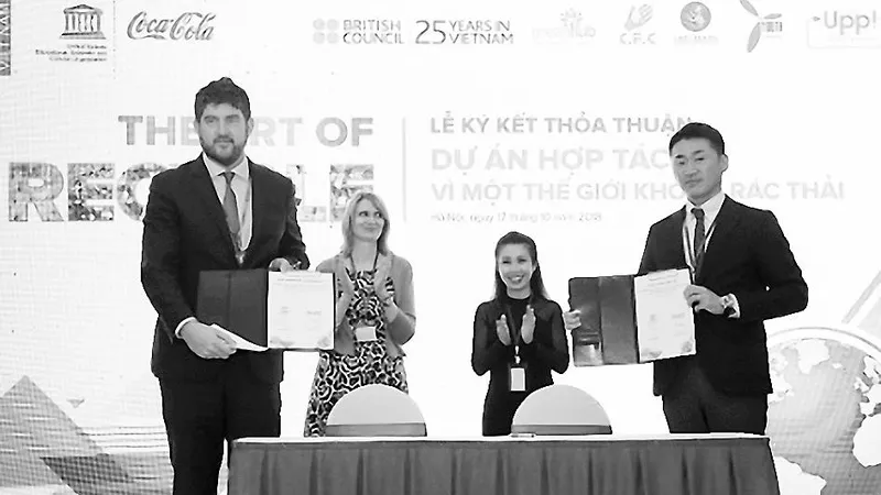 UNESCO luôn đánh giá cao sự đồng hành của các doanh nghiệp để cùng giải quyết “bài toán” môi trường tại các di sản Việt Nam. Trong ảnh: đại diện UNESCO (trái) ký kết hợp tác cùng Coca-Cola Việt Nam