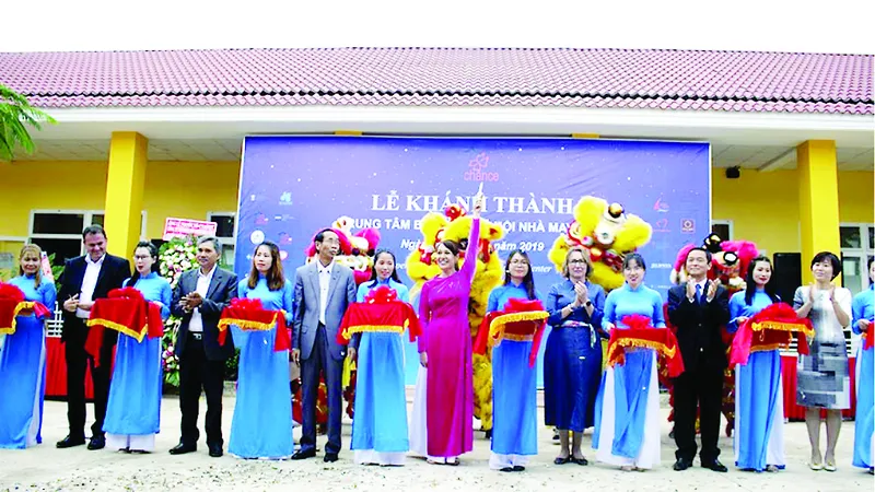 Ông Lê Viết Hải-Chủ tịch HĐQT, Tổng Giám đốc Tập đoàn Xây dựng Hòa Bình (thứ ba từ trái sang) cắt băng khánh thành Maison Chance Đắk Nông