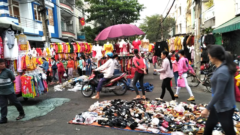 Đường 40A (phường Tân Tạo, gần Công ty Pouyuen) biến thành chợ tự phát