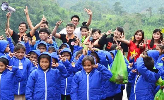 Tặng áo ấm cho đồng bào dân tộc thiểu số