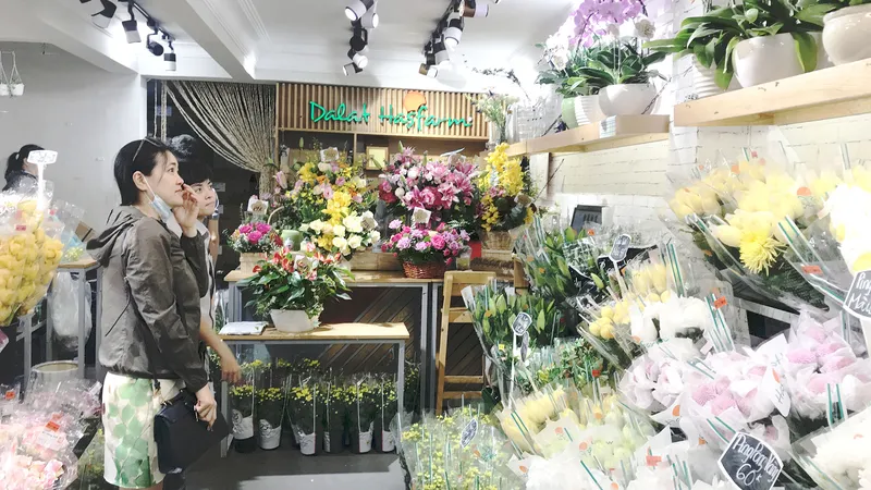 Hoa kiểng, trái cây ngoại độc, lạ phục vụ tết