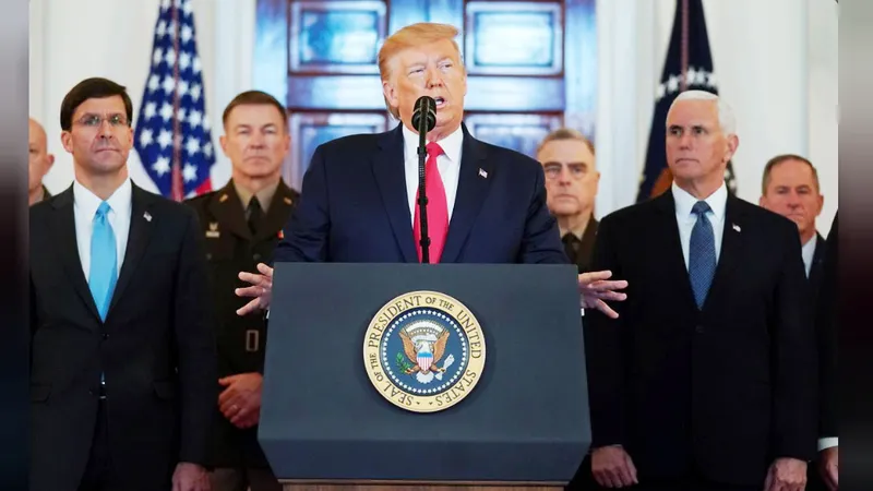 Tổng thống Mỹ Donald Trump đưa ra tuyên bố về Iran bên cạnh Bộ trưởng Quốc phòng Mỹ Mark Esper, Phó Tổng thống Mike Pence và các nhà lãnh đạo quân sự tại Nhà Trắng, ở Washington, Mỹ, ngày 8-1-2020. Ảnh: REUTERS